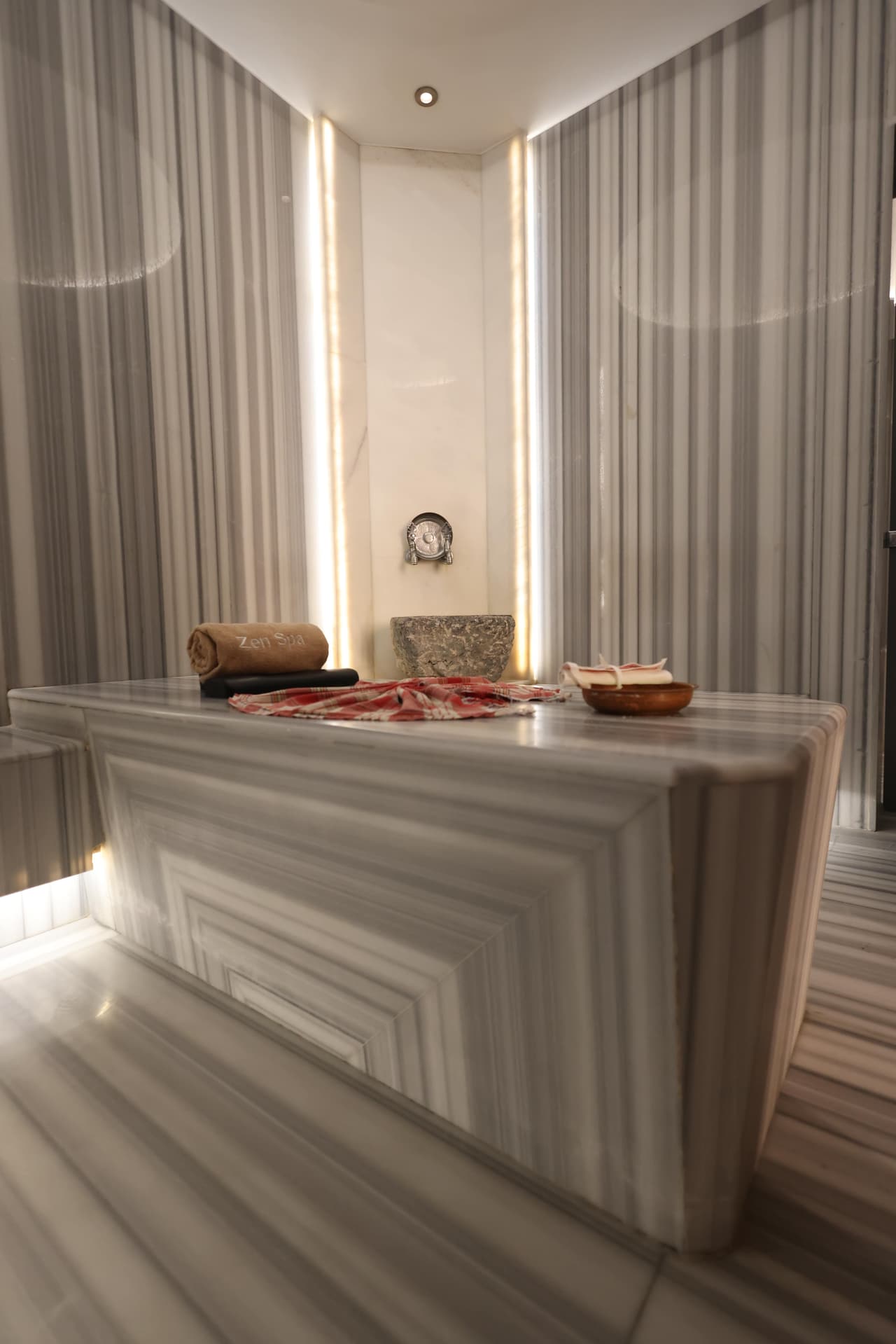 Çizgili mermerle kaplı hamam